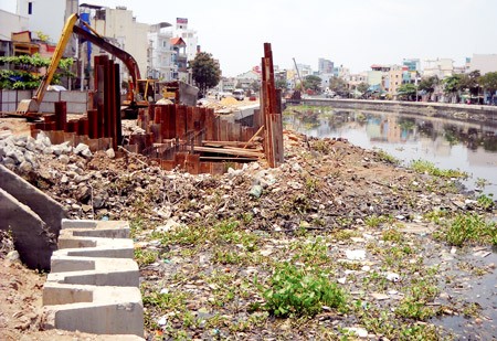 Work on package No.10 of HCMC’s Nhieu Loc-Thi Nghe environmental hygiene project has come to a standstill after the Chinese contractor in charge of the package was fired. (Photo:SGGP)